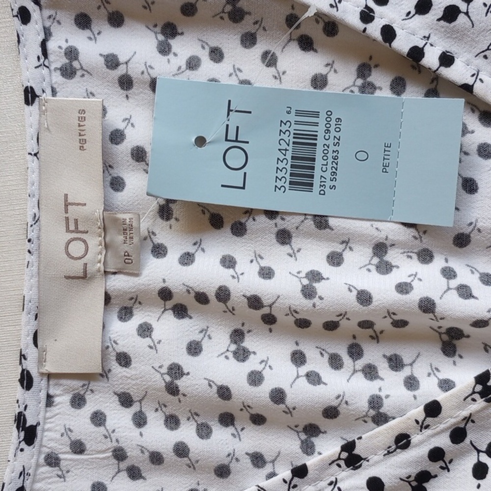 NWT Loft Petites Floral Flutter Sleeve V-Neck Dress 0P White Black Cherries - Picture 4 of 5